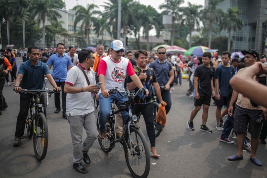 Anies Bersepeda di Tengah Kerumunan PKL Saat CFD