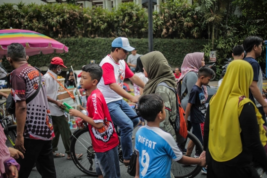 Anies Bersepeda di Tengah Kerumunan PKL Saat CFD