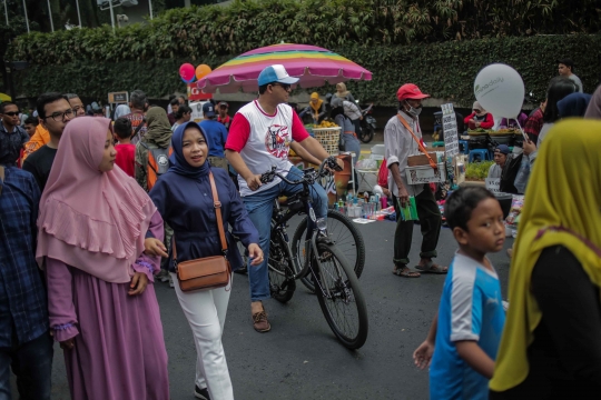 Anies Bersepeda di Tengah Kerumunan PKL Saat CFD