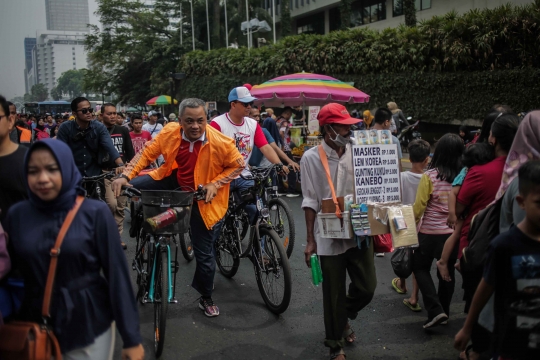 Anies Bersepeda di Tengah Kerumunan PKL Saat CFD