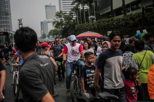 Anies Bersepeda di Tengah Kerumunan PKL Saat CFD