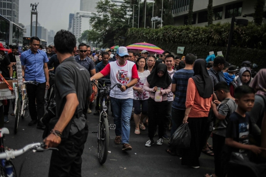 Anies Bersepeda di Tengah Kerumunan PKL Saat CFD