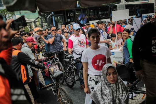 Anies Bersepeda di Tengah Kerumunan PKL Saat CFD