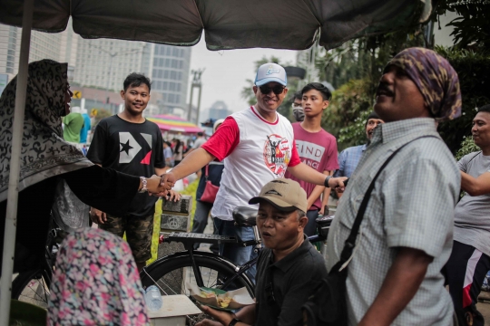 Anies Bersepeda di Tengah Kerumunan PKL Saat CFD