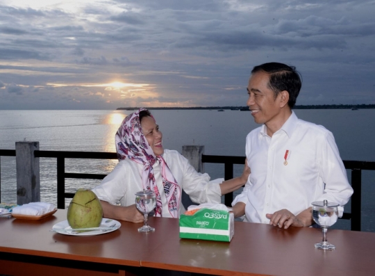 Kemesraan Jokowi dan Iriana Berduaan Saat Menikmati Sunset di Papua