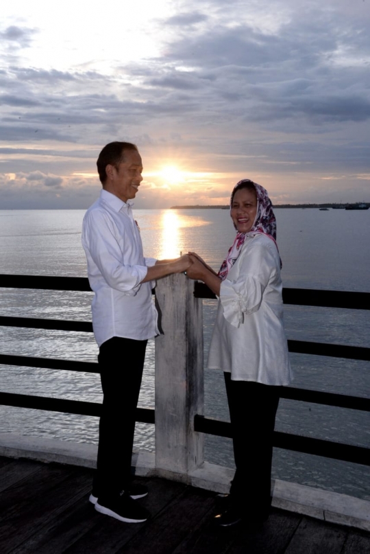 Kemesraan Jokowi dan Iriana Berduaan Saat Menikmati Sunset di Papua