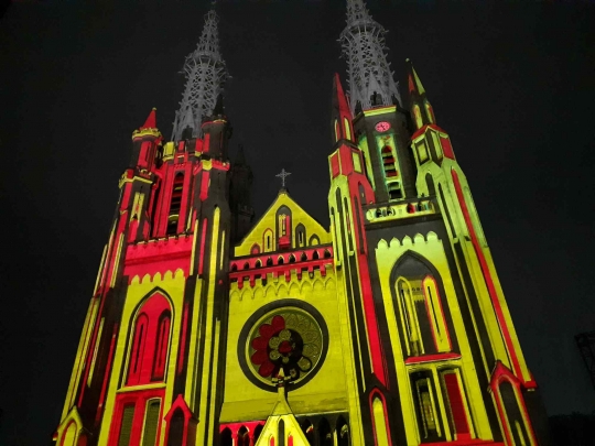 Gereja Katedral Bercahaya Saat Menggelar Video Mapping