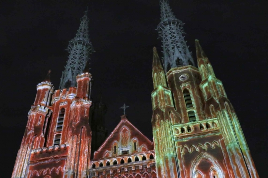 Gereja Katedral Bercahaya Saat Menggelar Video Mapping