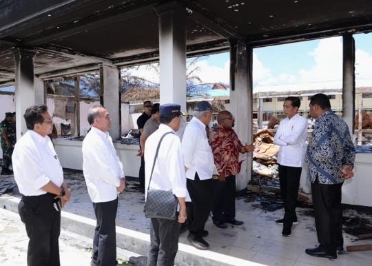 Jokowi Tinjau Kantor Bupati Jayawijaya yang Hangus Saat Kerusuhan di Wamena