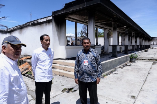 Jokowi Tinjau Kantor Bupati Jayawijaya yang Hangus Saat Kerusuhan di Wamena