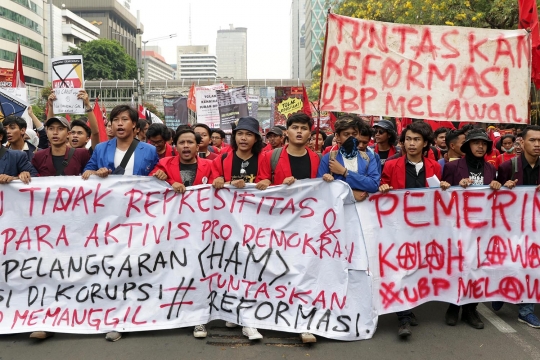 Aksi Unjuk Rasa Mahasiswa Tuntut Penuntasan Agenda Reformasi