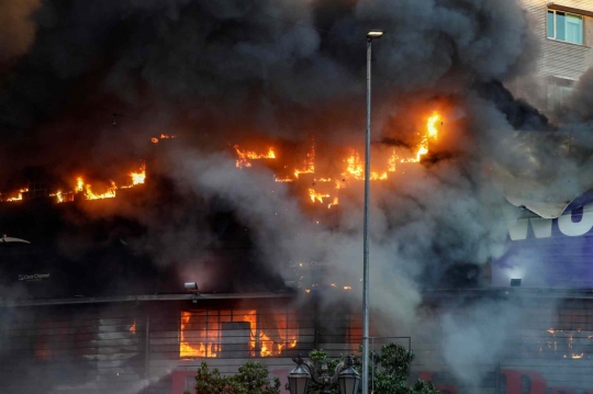 Pusat Perbelanjaan Terbakar Hebat di Tengah Protes Anti-Pemerintah Chile