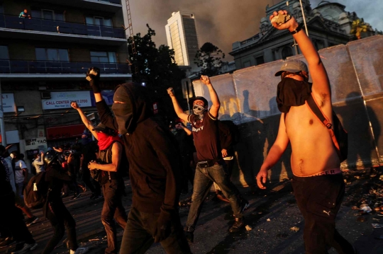 Pusat Perbelanjaan Terbakar Hebat di Tengah Protes Anti-Pemerintah Chile