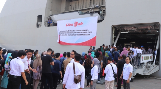 Setahun Lion Air Jatuh, Keluarga Korban Berlayar ke Perairan Karawang Naik KRI