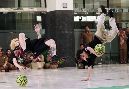 Aksi Freestyler Jepang Ajari Walikota Tangsel Freestyle BasketBall