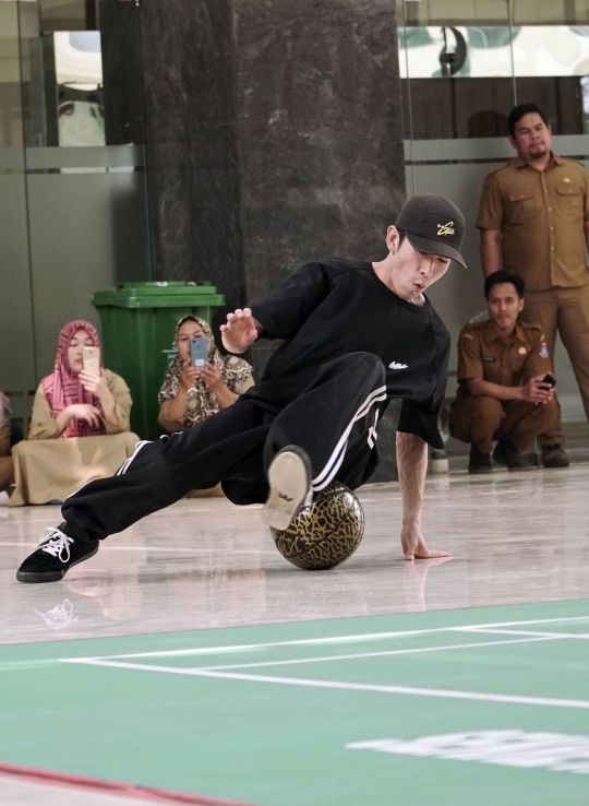 Aksi Freestyler Jepang Ajari Walikota Tangsel Freestyle BasketBall