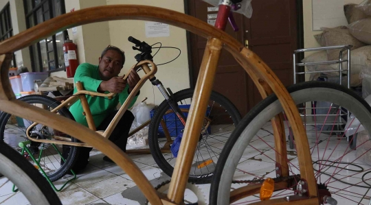 Intip Proses Pembuatan Sepeda Kayu di LIPI Cibinong