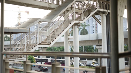 Tidak Kunjung Dipasang Lift dan Eskalator, JPO Transjakarta CSW Terbengkalai