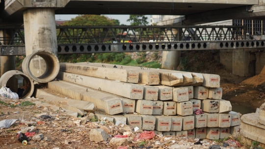 Tiang Pancang Normalisasi Ciliwung Terbengkalai Bertahun-tahun di Rawajati