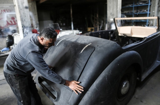 Melihat Restorasi Mobil Klasik di Gaza