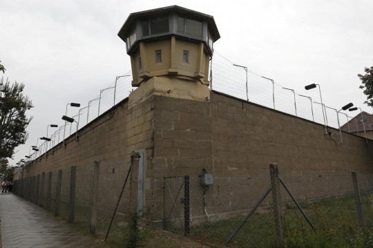 Menyusuri Bekas Penjara Jerman Timur di Berlin