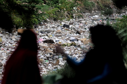 Penampakan Lautan Sampah di Kali Jambe Bekasi