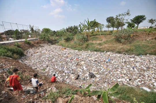 Penampakan Lautan Sampah di Kali Jambe Bekasi