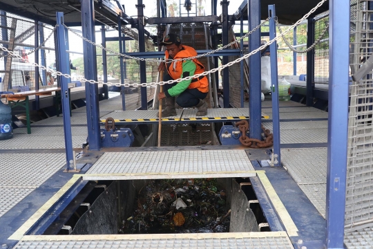 Pertama Kalinya Jakarta Miliki Alat Pembersih Sampah di Sungai