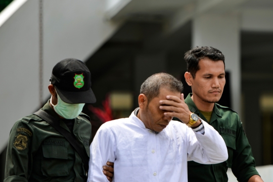 Ekspresi Pengurus MPU Aceh Besar Dihukum Cambuk Karena Mesum