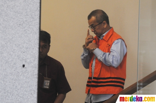 Emirsyah Satar seusai menjalani pemeriksaan di Gedung KPK, Jakarta, Jumat (1/11).