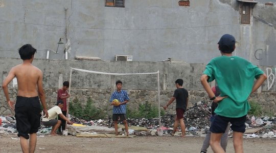 Bermain Sepak Bola di Antara Tumpukan Sampah
