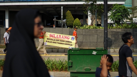 Aksi Satpol PP Bentangkan Spanduk Larangan PKL Berjualan di Car Free Day