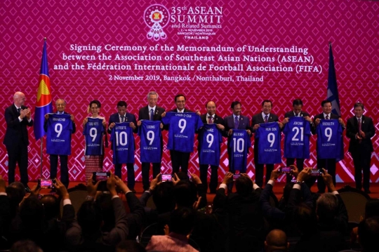KTT ASEAN ke-35 di Bangkok, Jokowi Mendapat Jersey Nomor 21 dari FIFA
