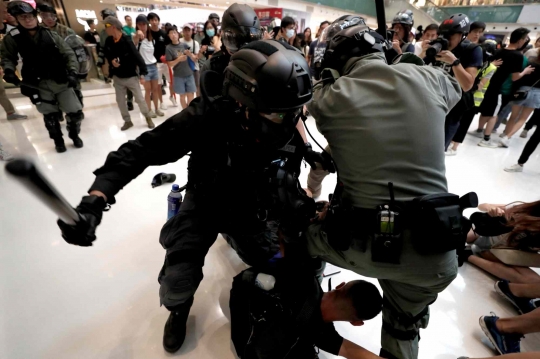 Polisi Hong Kong Uber Demonstran Anti-Pemerintah Hingga ke Mall
