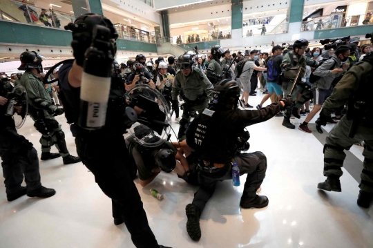 Polisi Hong Kong Uber Demonstran Anti-Pemerintah Hingga ke Mall