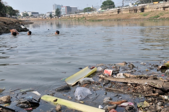 Berenang Bersama Sampah di Kanal Banjir Barat