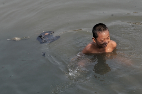Berenang Bersama Sampah di Kanal Banjir Barat