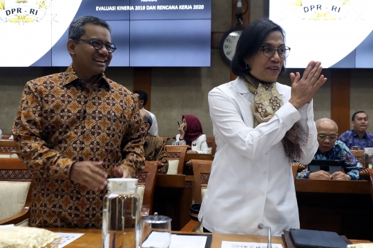 Menkeu Sri Mulyani dan Komisi XI DPR RI Gelar Raker Perdana