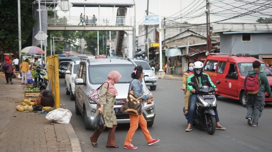 Bikin Macet, Ini Aksi Pejalan Kaki di Lenteng Agung yang Abaikan JPO