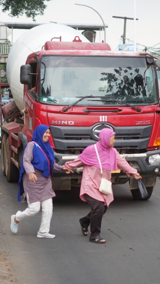 Bikin Macet, Ini Aksi Pejalan Kaki di Lenteng Agung yang Abaikan JPO