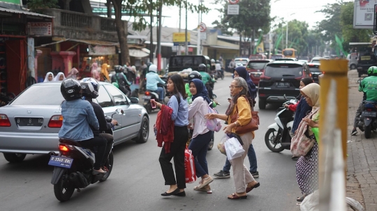 Bikin Macet, Ini Aksi Pejalan Kaki di Lenteng Agung yang Abaikan JPO