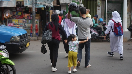 Bikin Macet, Ini Aksi Pejalan Kaki di Lenteng Agung yang Abaikan JPO