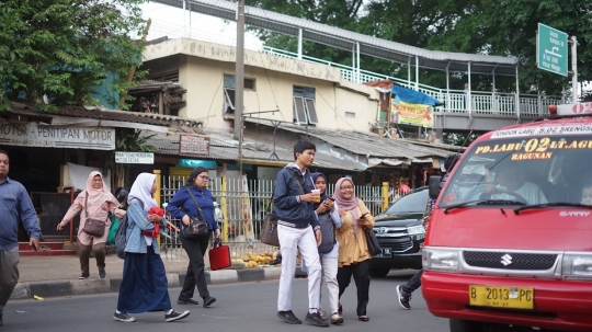 Bikin Macet, Ini Aksi Pejalan Kaki di Lenteng Agung yang Abaikan JPO