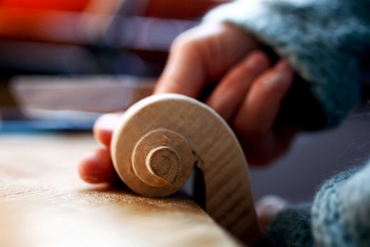 Melihat Pembuatan Replika Biola Antonio Stradivari Terlangka di Dunia