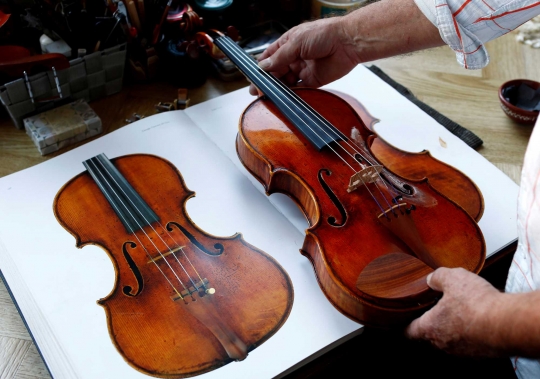 Melihat Pembuatan Replika Biola Antonio Stradivari Terlangka di Dunia
