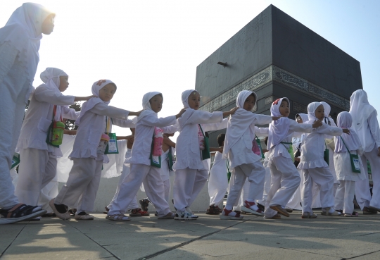 Keceriaan Murid TK Ikuti Latihan Manasik Haji