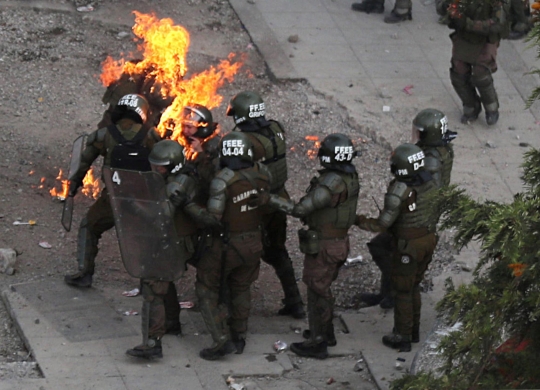 Momen Polwan Chile Terbakar Saat Bentrok dengan Demonstran