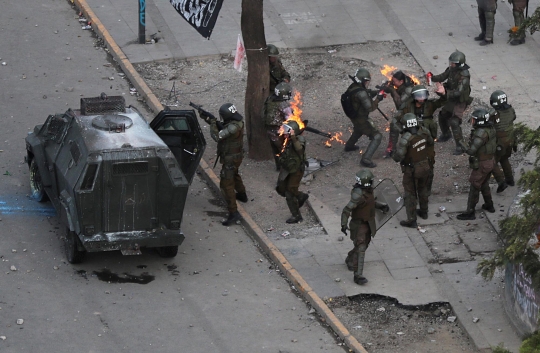 Momen Polwan Chile Terbakar Saat Bentrok dengan Demonstran