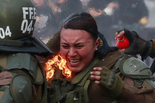 Momen Polwan Chile Terbakar Saat Bentrok dengan Demonstran