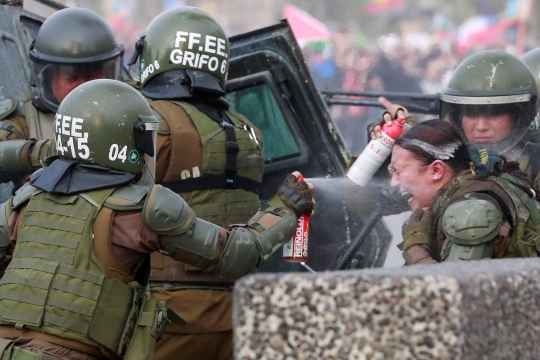 Momen Polwan Chile Terbakar Saat Bentrok dengan Demonstran